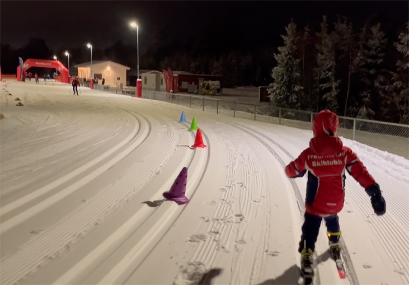 Lite barn som konkurrerer på ski på Skiarenaen