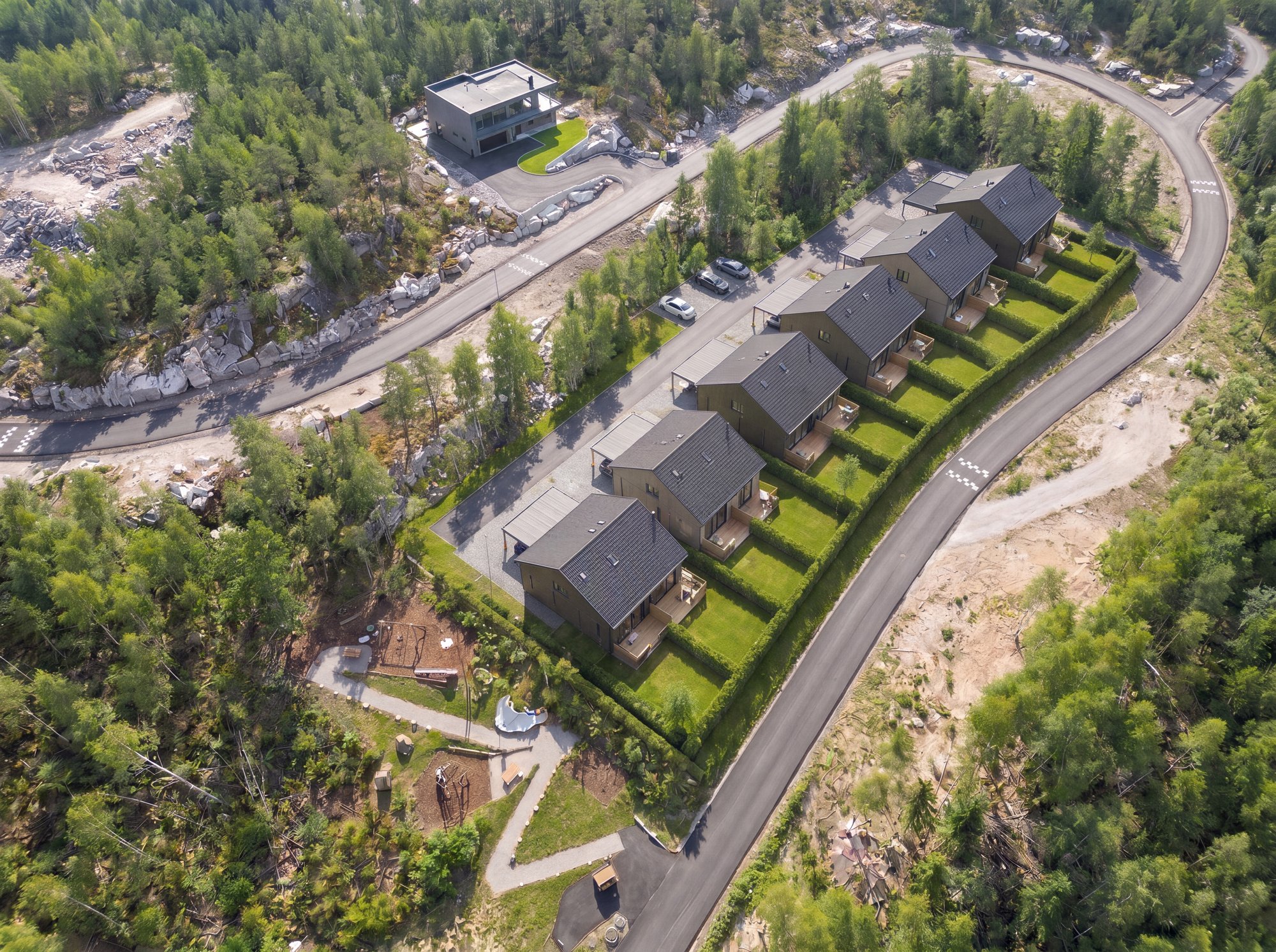 Brønnerød Terrasse — dronebilde av alle 6 tomannsboliger med hager og carporter